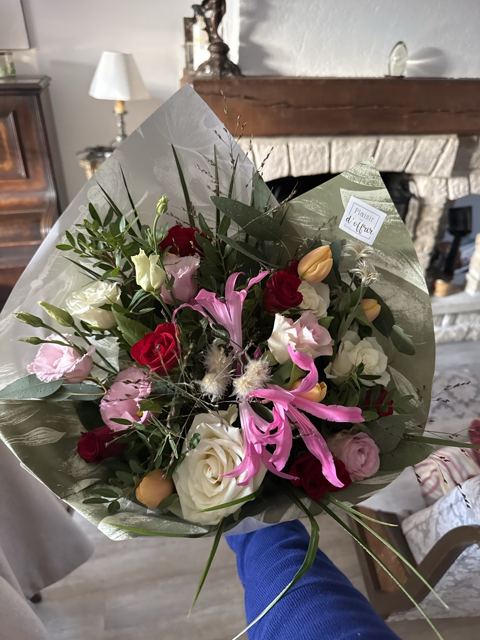 Bouquet à offrir : nérines, roses, tulipes et eucalyptus