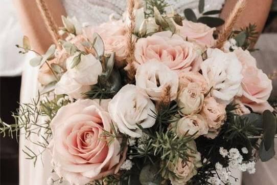 Bouquet de mariée, roses poudrées et gypsophile