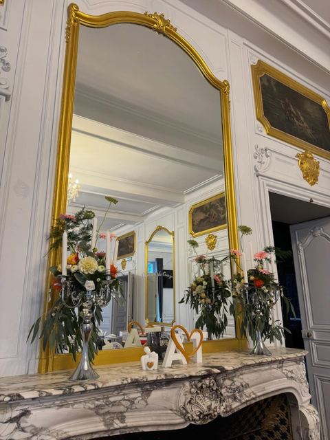 Décor de cheminée au miroir doré