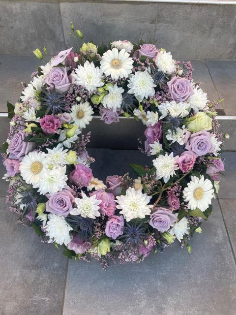 Couronne mauve et blanche — roses, gerberas et chardons