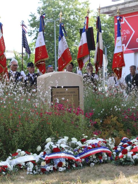 Cérémonies du Débarquement — gerbes et drapeaux