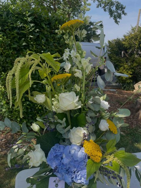 Hortensias, roses et mimosa — mariage Dolce Vita, Domaine du Bû-sur-Rouvres